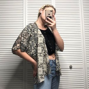 BLACK AND CREAM FLORAL KIMONO